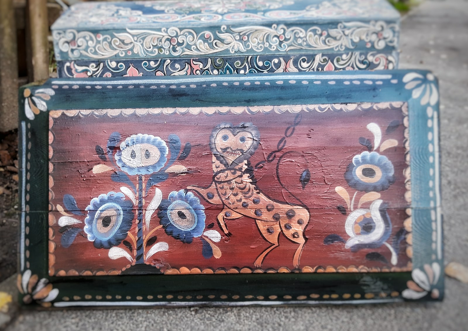 Творческие работы Ольги Гладышевой с использованием элементов леденгских росписей. Фото авторов проекта